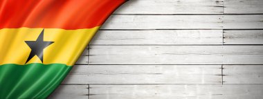 Eski beyaz duvarda Gana bayrağı. Yatay panoramik pankart.