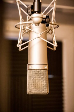 Paris - Fransa - 1 Aralık 2020: Profesyonel bir ses stüdyosunda Neumann mikrofonu