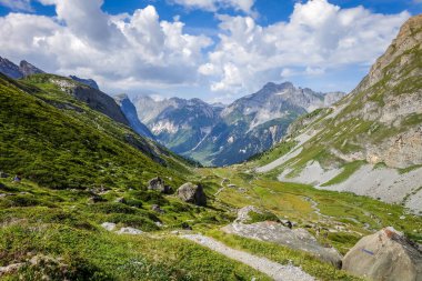Pralognan la Vanoise Ulusal Parkı 'ndaki dağ ve yürüyüş yolu manzarası. Fransız Alpleri