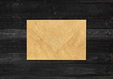 Kahverengi kağıt zarf modeli şablonu siyah ahşap arka planda izole