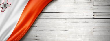 Eski beyaz duvarda Malta bayrağı. Yatay panoramik pankart.