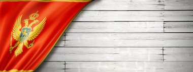Karadağ bayrağı eski beyaz duvarda. Yatay panoramik pankart.