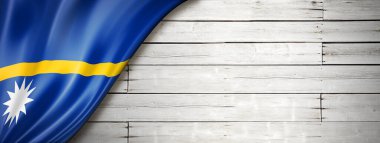 Eski beyaz duvarda Nauru bayrağı var. Yatay panoramik pankart.