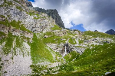 Vanoise Ulusal Parkı Alp Vadisi 'nde Şelale, Savoie, Fransız Alpleri
