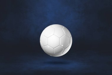 Beyaz futbol topu koyu mavi bir arka planda izole edilmiş. 3B illüstrasyon