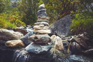 Vanoise Ulusal Park Vadisi 'ndeki bir nehirde Cairn, Savoy, Fransız Alpleri.