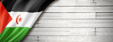 Sahra Arap Demokratik Cumhuriyeti bayrağı eski beyaz duvarda. Yatay panoramik pankart.