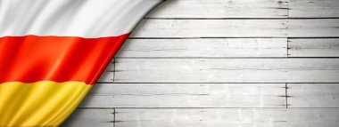 Eski beyaz duvarda Güney Osetya bayrağı var. Yatay panoramik pankart.