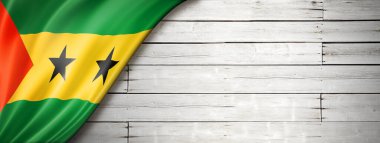 Sao Tome ve Principe bayrağı eski beyaz duvarda. Yatay panoramik pankart.