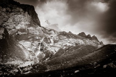 Vanoise Ulusal Parkı Alp Vadisi 'nde şelale, Savoie, Fransız Alpleri. Siyah beyaz fotoğraf.