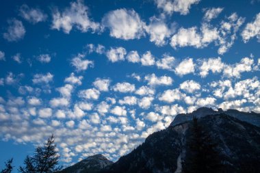 Vanoise Ulusal Parkı dağlarındaki Altokümülüs bulutları, Savoy, Fransız Alpleri
