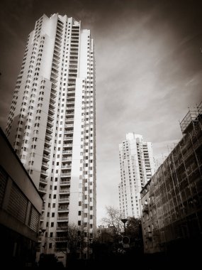 Paris / Fransa - 29 Aralık 2019: 19. bölgedeki modern bina. Siyah beyaz fotoğraf.