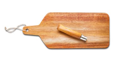 Tahta kesme tahtası ve çakı beyaz arka planda izole edilmiş.