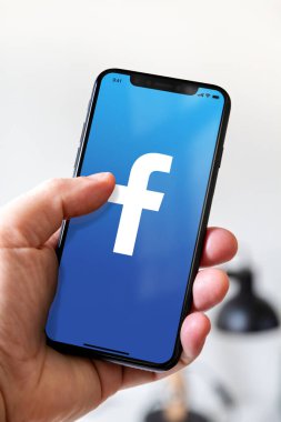 Paris - Fransa - 23 Mart 2021: Facebook logolu iPhone akıllı telefonu