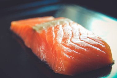 Siyah arka planda somon bifteği. Yakın çekim görünümü