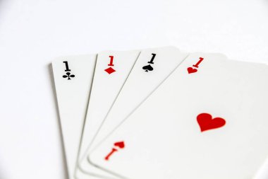 Beyaz arkaplanda izole edilmiş dört as oyunu oynuyor.