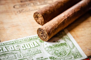 Küba resmi vergi etiketli antika ahşap kutu üzerinde purolar