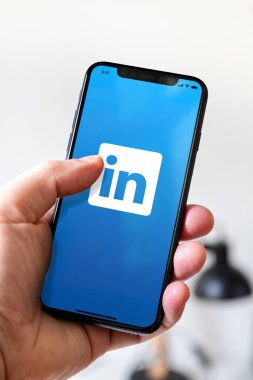 Paris - Fransa - 23 Mart 2021: Linkedin logolu iPhone akıllı telefonu