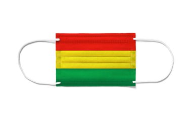 Ameliyat maskesinde Bolivya bayrağı. Beyaz arkaplan izole