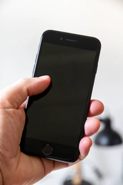 Paryż Francja Marca 2021 Ręczne Trzymanie Iphone Pusty Szablon Makiety — Zdjęcie stockowe