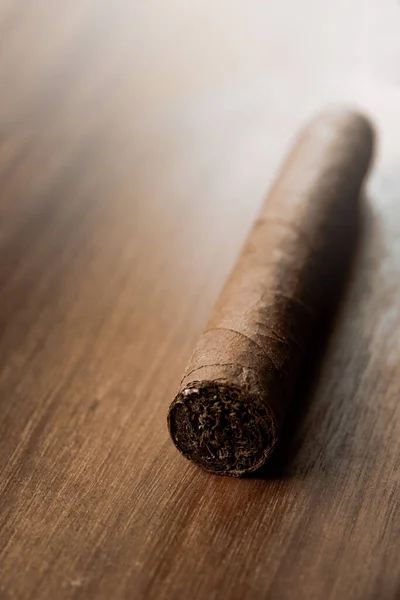 Brun Kubansk Cigarr Gamla Trä Bakgrund — Stockfoto