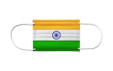 Tek kullanımlık ameliyat maskesinde Hindistan bayrağı. Beyaz arkaplan izole
