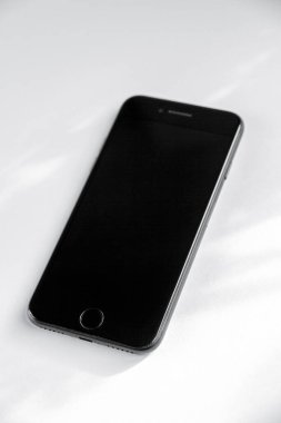 Paris - Fransa - 23 Mart 2021: iphone akıllı telefon boş model şablonu, beyaz arkaplan