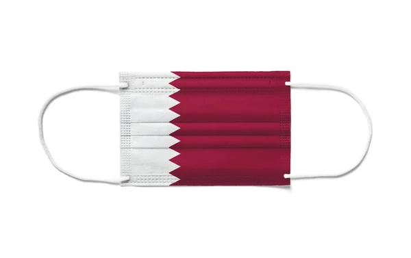 Bandeira Qatar Com Uma Máscara Cirúrgica Descartável Fundo Branco Isolado — Fotografia de Stock