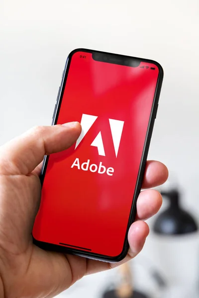 Париж Франция Марта 2021 Рука Держит Смартфон Iphone Логотипом Adobe — стоковое фото