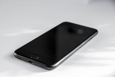 Paris - Fransa - 23 Mart 2021: iphone akıllı telefon boş model şablonu, beyaz arkaplan