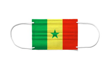 Tek kullanımlık ameliyat maskesine Senegal bayrağı. Beyaz arkaplan izole