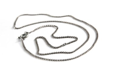 Beyaz arkaplanda gümüş zincir kolye yakın çekim görüntüsü izole