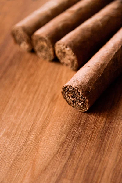 Grupp Bruna Kubanska Cigarrer Gamla Trä Bakgrund — Stockfoto