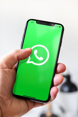 Paris - Fransa - 23 Mart 2021: WhatsApp logolu iPhone akıllı telefonu