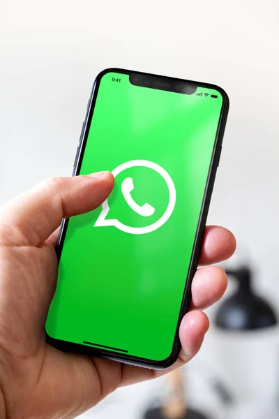 Paris Frankrike Mars 2021 Hand Hålla Iphone Smartphone Med Whatsapp — Stockfoto