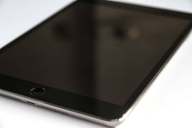 Paris - Fransa - 23 Mart 2021: ipad tableti boş model şablonu, beyaz arkaplan