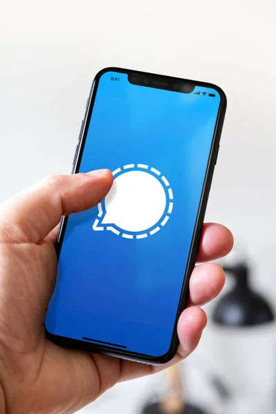 Paris Frankreich März 2021 Handhaltendes Smartphone Mit Signal Logo — Stockfoto