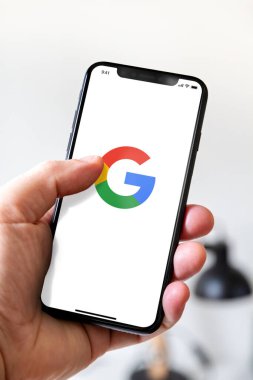 Paris - Fransa - 23 Mart 2021: Google logolu iPhone akıllı telefonu