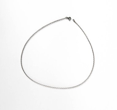 Beyaz arkaplanda gümüş zincir kolye yakın çekim görüntüsü izole