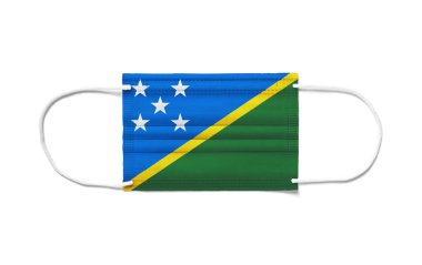 Tek kullanımlık ameliyat maskesiyle Solomon Adası bayrağı. Beyaz arkaplan izole