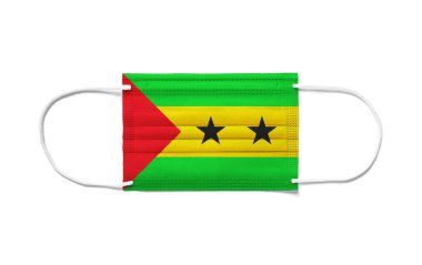 Ameliyat maskesinde Sao Tome ve Principe bayrağı. Beyaz arkaplan izole