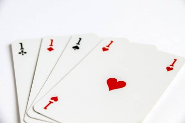 Beyaz arkaplanda izole edilmiş dört as oyunu oynuyor.