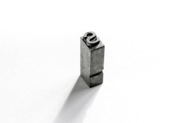 Metal S Letterpress Tipi beyaz arkaplanda izole edildi
