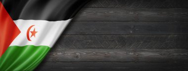 Sahra Arap Demokratik Cumhuriyeti bayrağı siyah tahta duvarda. Yatay panoramik pankart.