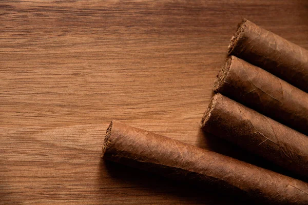 Grupp Bruna Kubanska Cigarrer Gamla Trä Bakgrund — Stockfoto