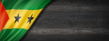 Siyah tahta duvarda Sao Tome ve Principe bayrağı. Yatay panoramik pankart.