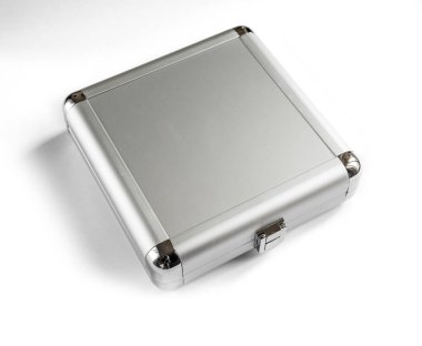 Metal kutu yakın plan görüntüsü beyaz arkaplanda izole edildi