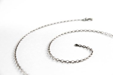 Beyaz arkaplanda gümüş zincir kolye yakın çekim görüntüsü izole