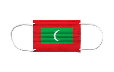 Ameliyat maskesinde tek kullanımlık Maldivler bayrağı. Beyaz arkaplan izole