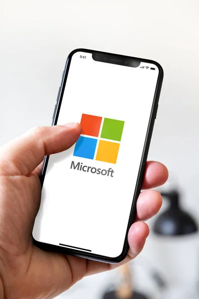 Paris Frankreich März 2021 Handhaltendes Smartphone Mit Microsoft Logo — Stockfoto